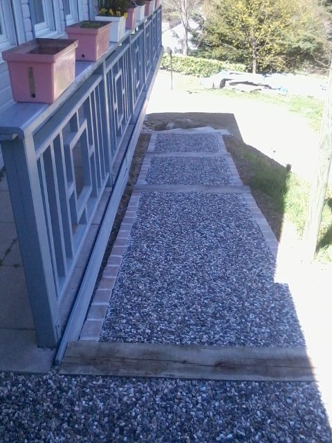 Escalier en traverses chêne, et pavés sur les bord, echogravel pour le maintien des graviers - à Nances