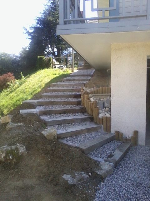 Escalier en traverses chêne, et pavés sur les bord, echogravel pour le maintien des graviers - à Nances