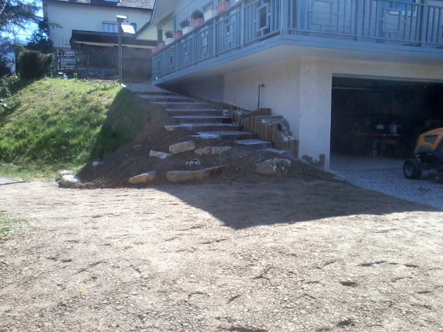 Escalier en traverses chêne, et pavés sur les bord, echogravel pour le maintien des graviers - à Nances