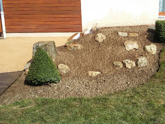 St Alban de Montbel - Escaliers en traverses chêne et Echo-gravel, rocaille avec pierres du client - AVANT