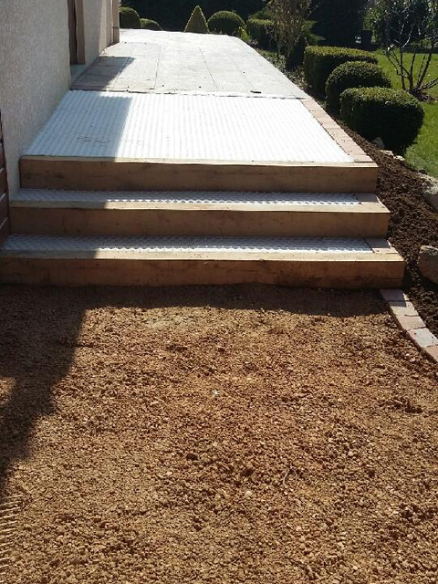 St Alban de Montbel - Escaliers en traverses chêne et Echo-gravel, rocaille avec pierres du client - PENDANT