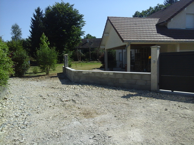 Muret, clôture et pilier de portillon, maçonnerie par Les Jardins du Buis, paysagiste, 73, 38, Pont de Beauvoisin