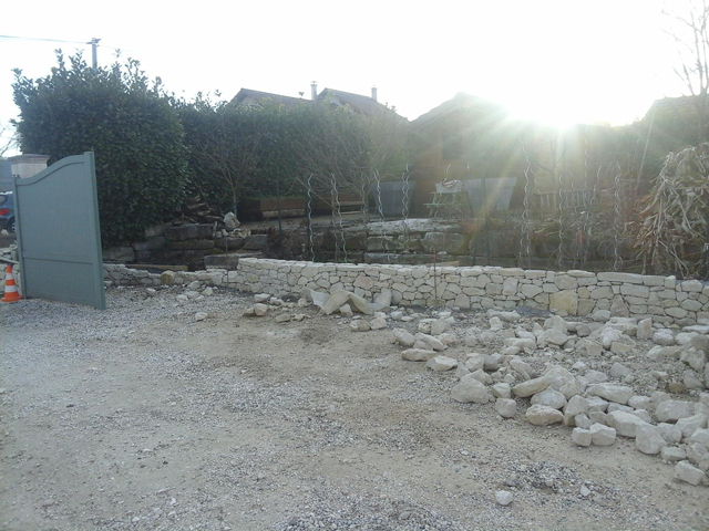 Création d'un muret, pierres de Murs et Gélignieux, par Les Jardins du Buis, paysagiste, 73, 38
