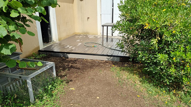 5- Terrasse composite et jardinière en traverses chêne, toile tissée et paillage minéral - Les Jardins du Buis à Chambéry-le-Vieux