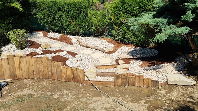 6- Terrasse composite et jardinière en traverses chêne, toile tissée et paillage minéral - Les Jardins du Buis à Chambéry-le-Vieux