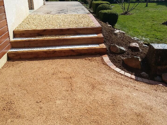 St Alban de Montbel - Escaliers en traverses chêne et Echo-gravel, rocaille avec pierres du client - AVANT