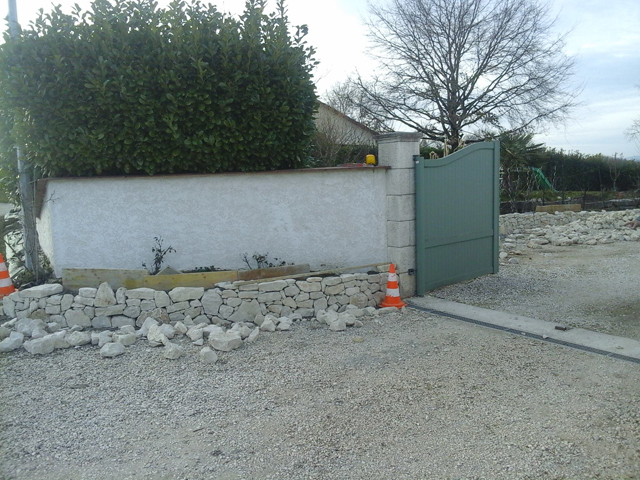 Création d'un muret, pierres de Murs et Gélignieux, par Les Jardins du Buis, paysagiste, 73, 38