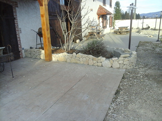 Création d'un muret, pierres de Murs et Gélignieux, par Les Jardins du Buis, paysagiste, 73, 38