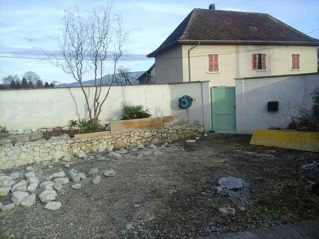 Création d'un muret, pierres de Murs et Gélignieux, par Les Jardins du Buis, paysagiste, 73, 38