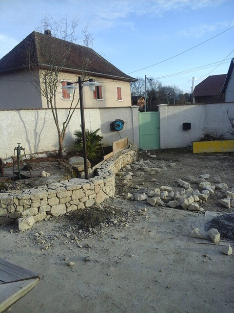 Création d'un muret, pierres de Murs et Gélignieux, par Les Jardins du Buis, paysagiste, 73, 38