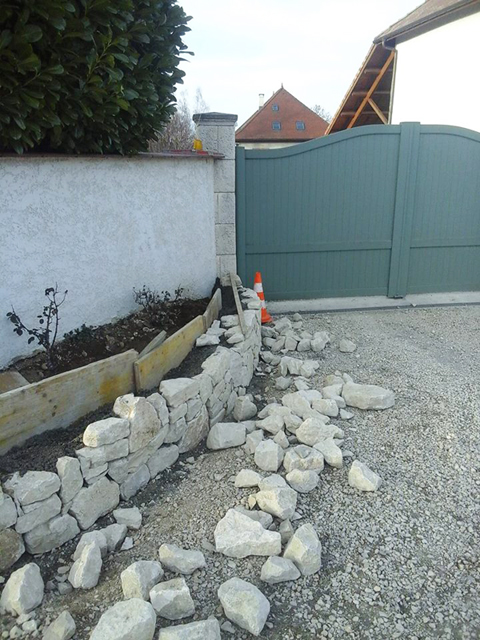 Création d'un muret, pierres de Murs et Gélignieux, par Les Jardins du Buis, paysagiste, 73, 38