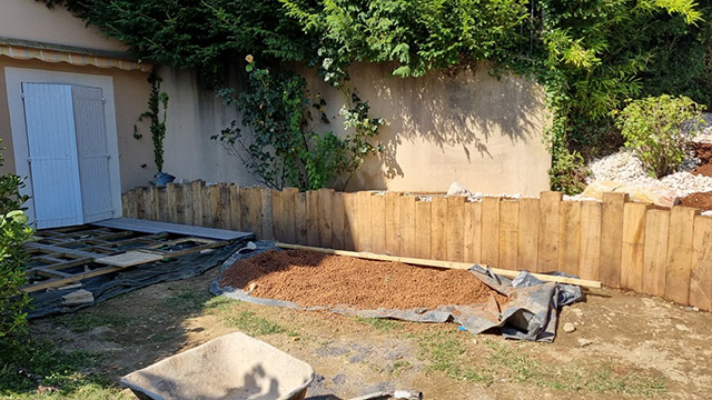 1- Terrasse composite et jardinière en traverses chêne, toile tissée et paillage minéral - Les Jardins du Buis à Chambéry-le-Vieux