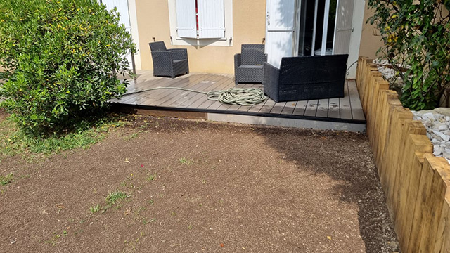 2- Terrasse composite et jardinière en traverses chêne, toile tissée et paillage minéral - Les Jardins du Buis à Chambéry-le-Vieux